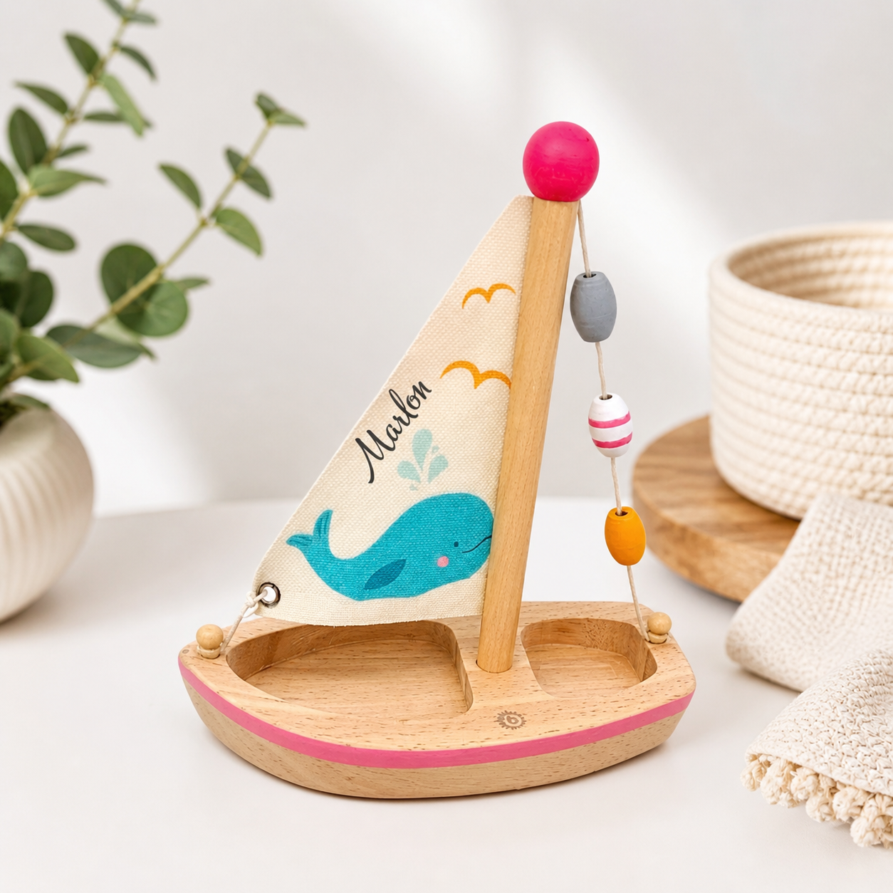 Personalisierbares Holzspielzeug Segelboot mit Namen und Wal-Motiv in minimalistischem, hellem Studio-Setup für Babygeschenke