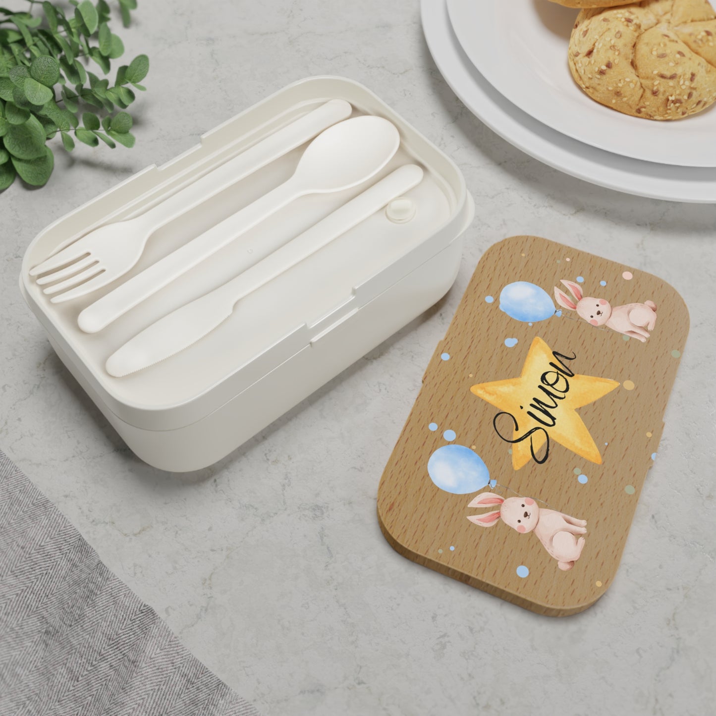 Personalisierte Kinder-Brotdose mit Hasenmotiv im Einsatz – perfekt für unterwegs