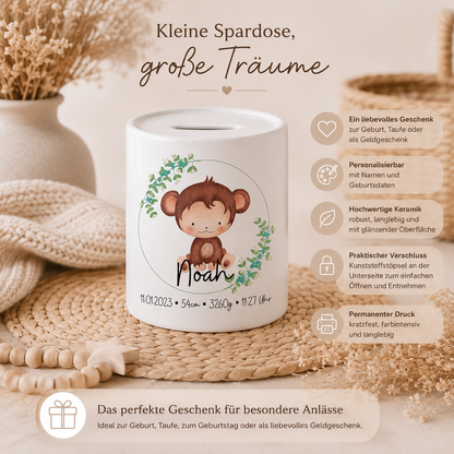 Kleines Kind hält eine personalisierte Keramik Spardose mit niedlichem Affenmotiv und Namen in den Händen – hochwertiges Geschenk zur Geburt, Taufe oder als Geldgeschenk.