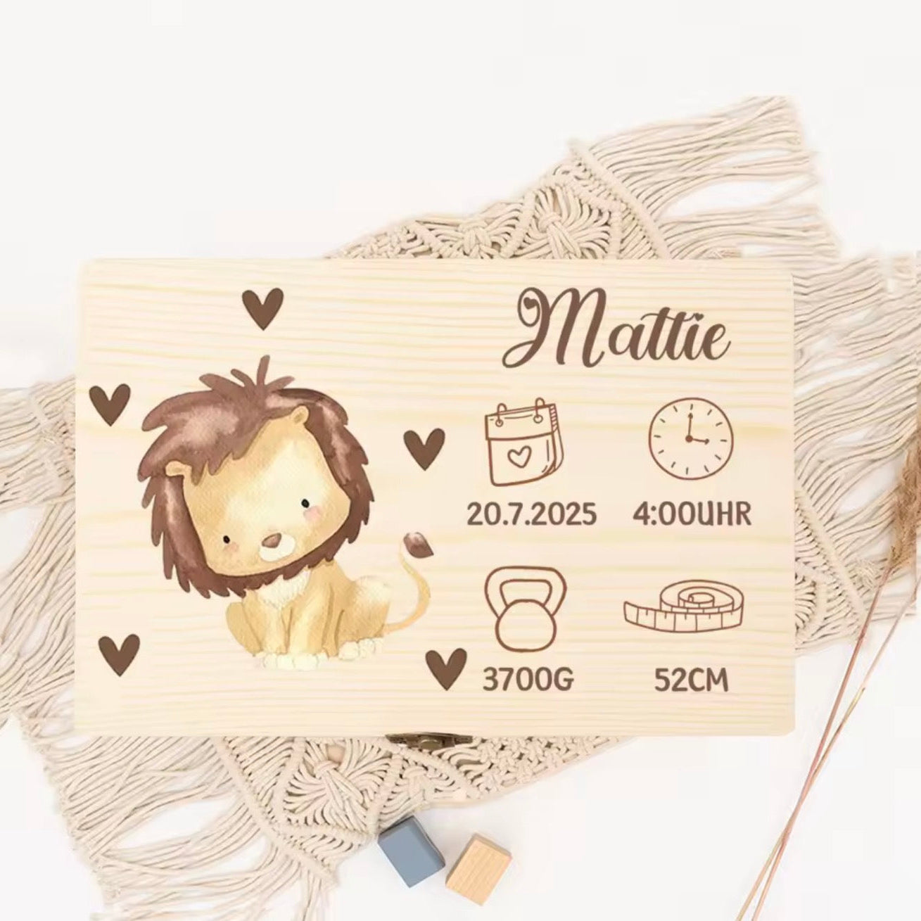 Personalisierte Erinnerungsbox aus Holz mit Löwenmotiv im Boho Stil