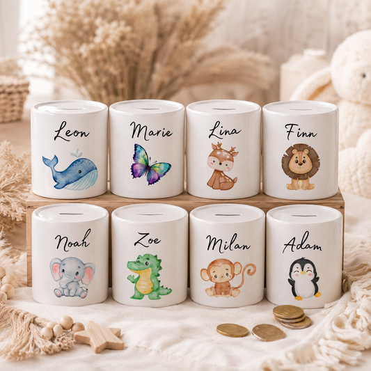 Übersicht personalisierter Keramik Spardosen mit Namen und niedlichen Tiermotiven wie Löwe, Elefant, Wal, Schmetterling, Reh, Pinguin, Affe und Krokodil – individuelles Geschenk zur Geburt, Taufe oder zum Geburtstag.
