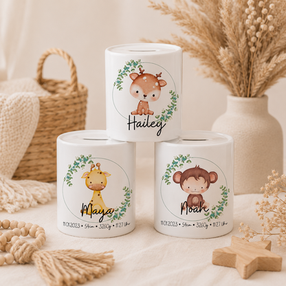 Personalisierte Keramik Spardosen mit Reh-, Giraffen- und Affenmotiv im Boho-Stil – individuelle Geschenkidee zur Geburt, Taufe oder zum Geburtstag mit Namen und Geburtsdaten.