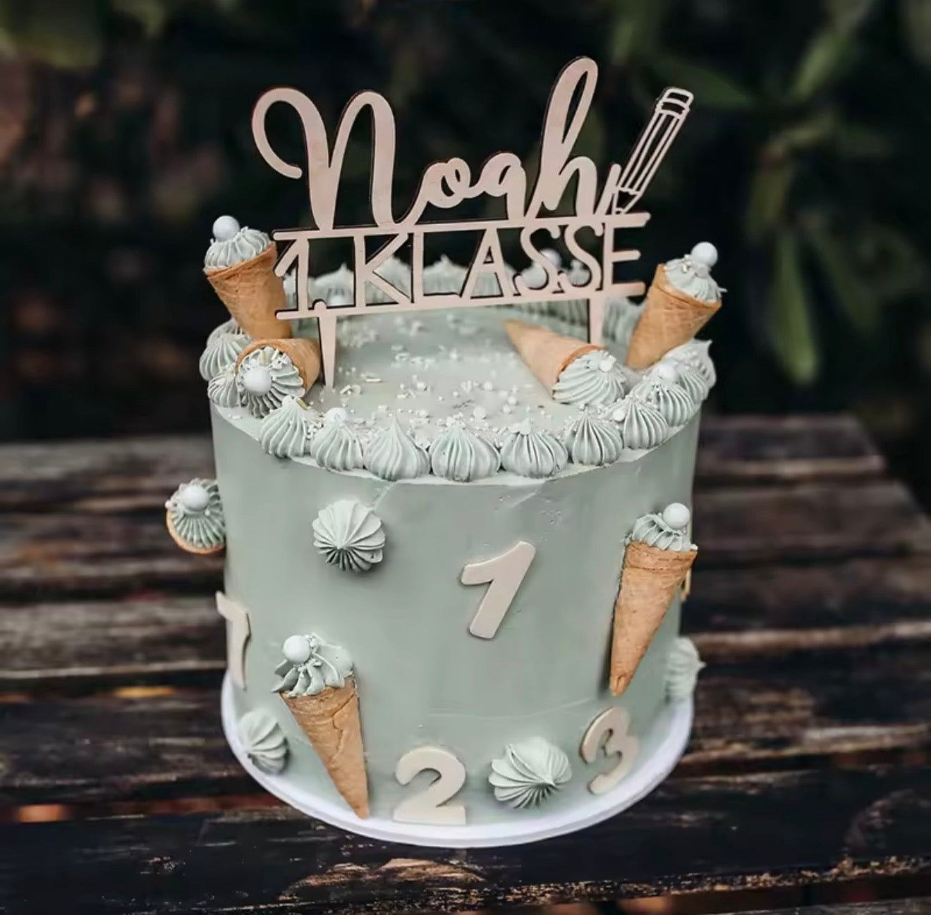 Personalisierter Caketopper zur Einschulung mit Name und Schriftzug 1. Klasse aus Holz für Torte und Kuchen zum Schulanfang