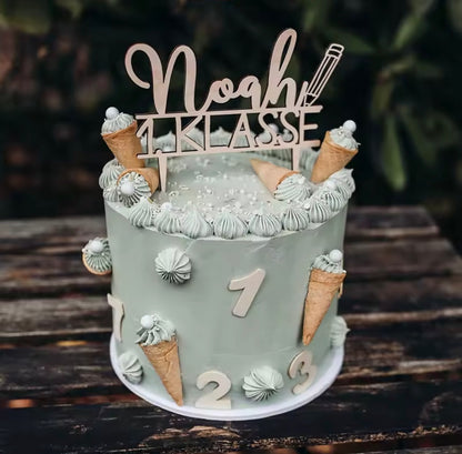 Personalisierter Caketopper zur Einschulung mit Name und Schriftzug 1. Klasse aus Holz für Torte und Kuchen zum Schulanfang