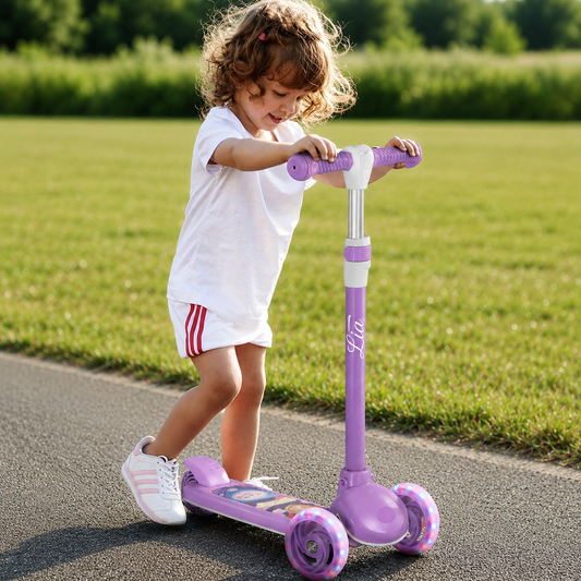 Personalisierter Kinderroller mit Namen Lia in weißer Schrift auf der lila Lenkstange. Leuchtende Räder und höhenverstellbarer Roller für Kinder als individuelles Geschenk mit Wunschname.