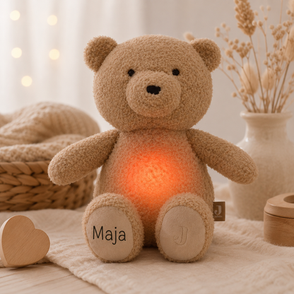     Personalisierter Kuschelbär mit Licht und Sound und Name Maja auf dem Fuß.
