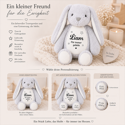 Infografik für einen personalisierten Kuschelhasen aus grauem Plüsch mit Name Liam und Text Für immer geliebt auf dem Bauch. Darstellung der Personalisierungs-Optionen ohne Geburtsdaten oder mit Geburtsdaten auf den Füßen wie Datum, Größe und Gewicht.⁠