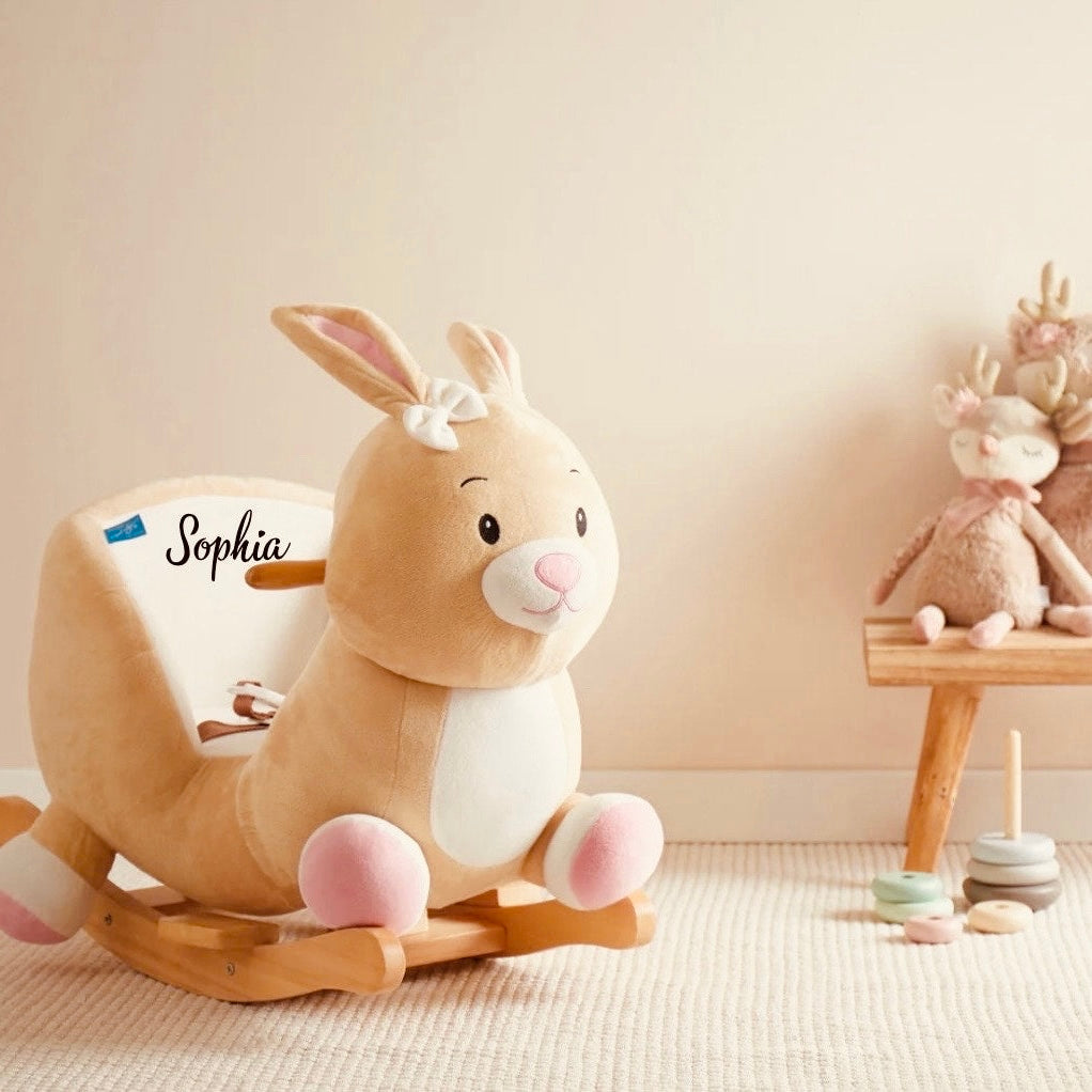 Personalisierter Schaukelhase mit Namen in einem gemütlichen Boho Kinderzimmer