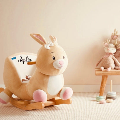 Personalisierter Schaukelhase mit Namen in einem gemütlichen Boho Kinderzimmer