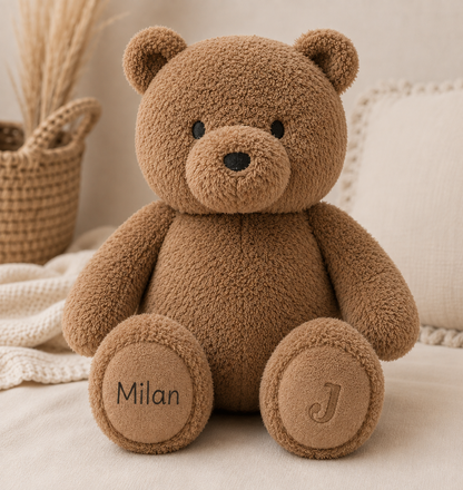 Personalisierter brauner Teddybär mit Namen auf dem Fuß – Kuscheltier als Geschenk zur Geburt und Taufe