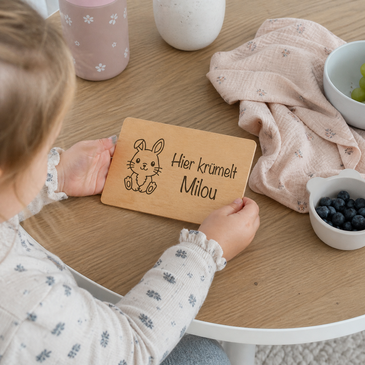 Frühstücksbrettchen für Kinder mit Hasenmotiv und Name – personalisiertes Holzbrett als Geschenkidee