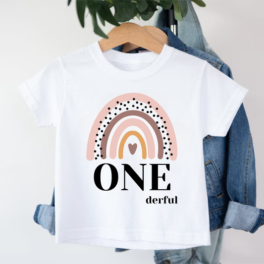 Personalisiertes Onederful Geburtstagsshirt mit Regenbogen Design für den 1. Geburtstag