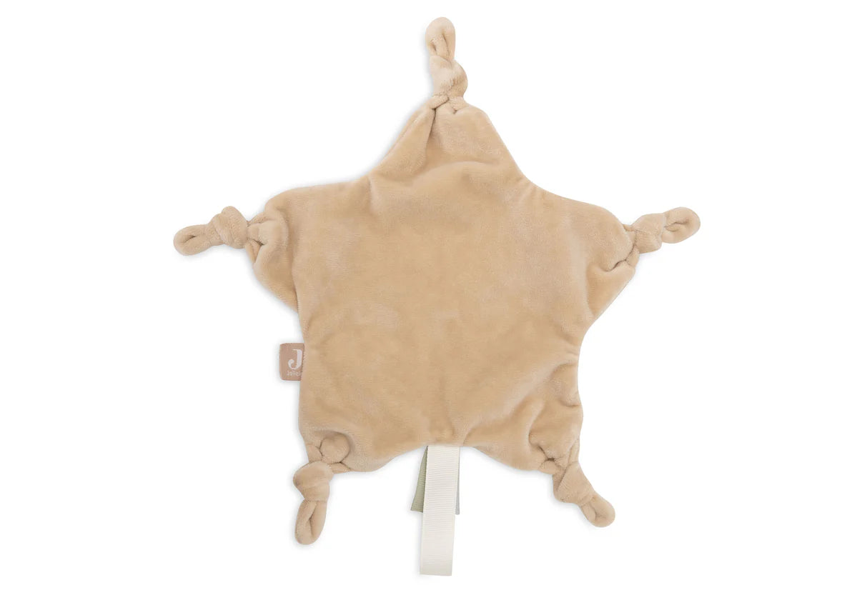 Baby hält personalisiertes Schmusetuch in Sternform – beige, weich & individuell mit Namen