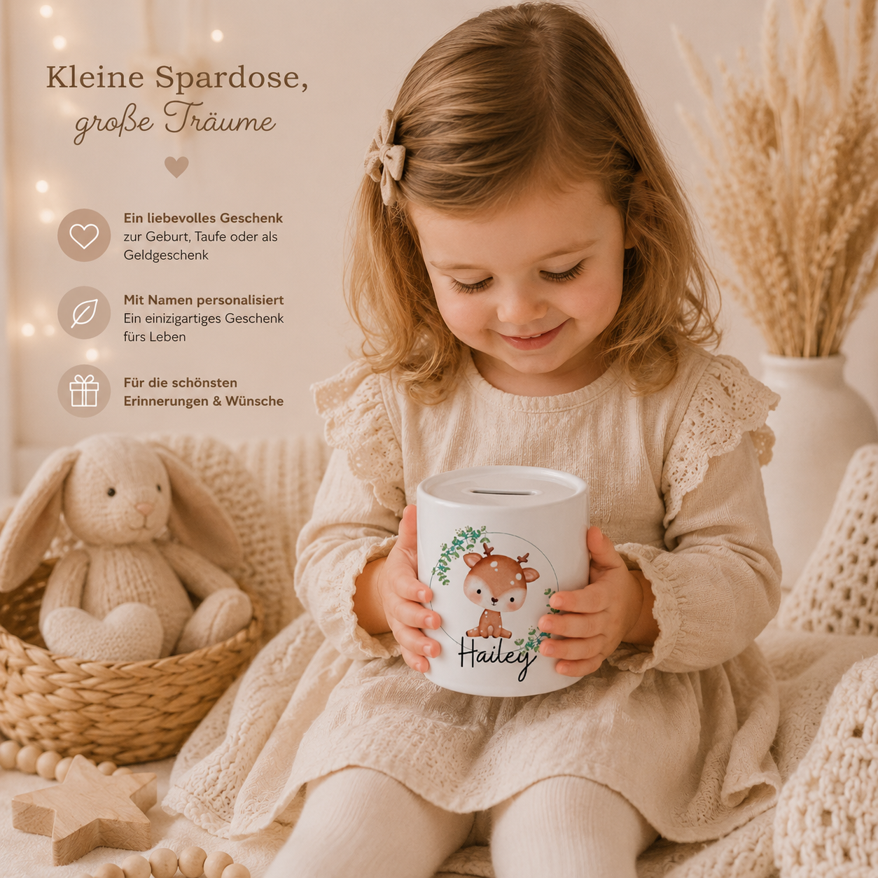 Kind hält eine personalisierte Keramik Spardose mit süßem Reh-Motiv und Namen – hochwertiges Geldgeschenk zur Geburt, Taufe oder als bleibende Erinnerung.