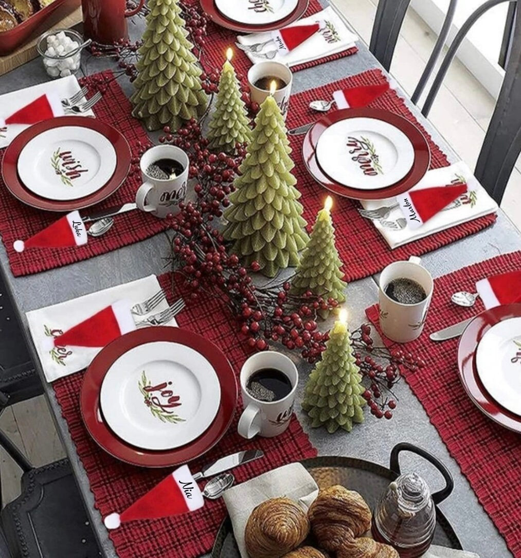 Rote Filz-Weihnachtsmütze als Besteckhalter für Tischdekoration