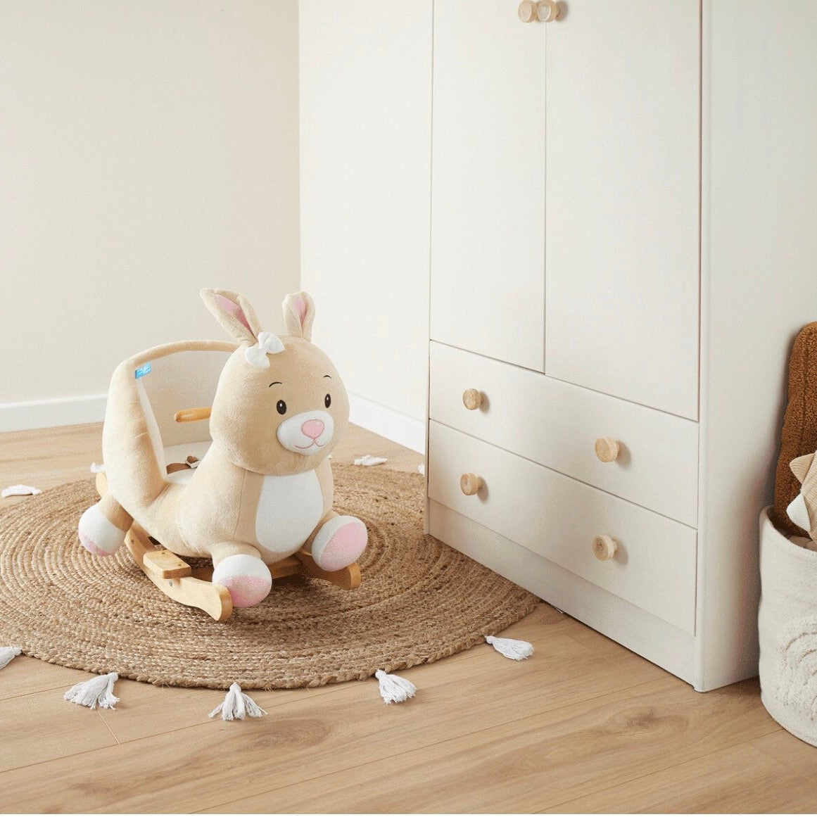 Niedlicher Schaukelhase für Kinderzimmer im Boho Stil mit personalisiertem Namen
