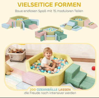 Kleinkinder spielen im Indoor Bällebad mit Schaumstoff Spielbausteinen