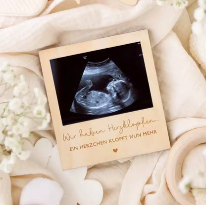Schwangerschaft verkünden mit Babyfotoidee und sanfter Dekoration im Hintergrund