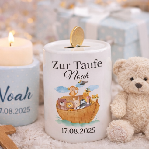     Personalisierte Spardose zur Taufe aus hochwertiger Keramik mit Arche Noah Design und Wunschname für Kinder.