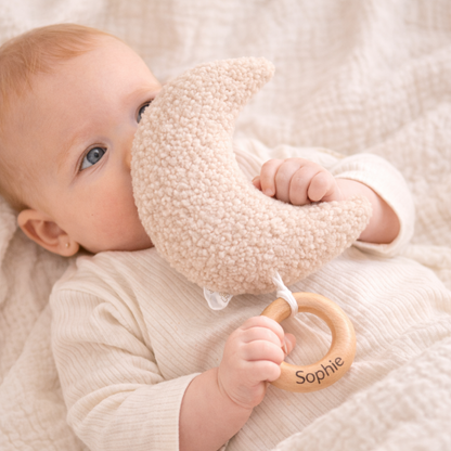 Baby hält personalisierte Spieluhr Mond mit Namen, sanfte Einschlafhilfe für Neugeborene