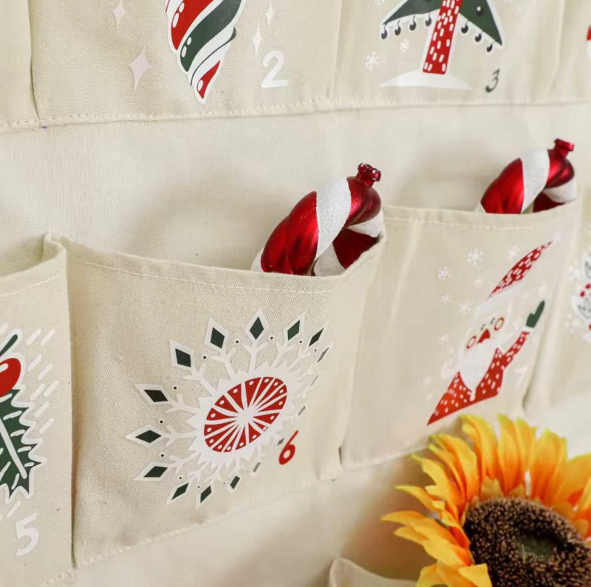 Stoff Adventskalender zum aufhängen für Kinder zum selber befüllen mit schönen Motiven bedruckt