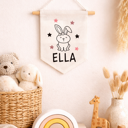 Stoffwimpel mit Namen Ella und süßem Hasen im Babyzimmer im Boho Stil
