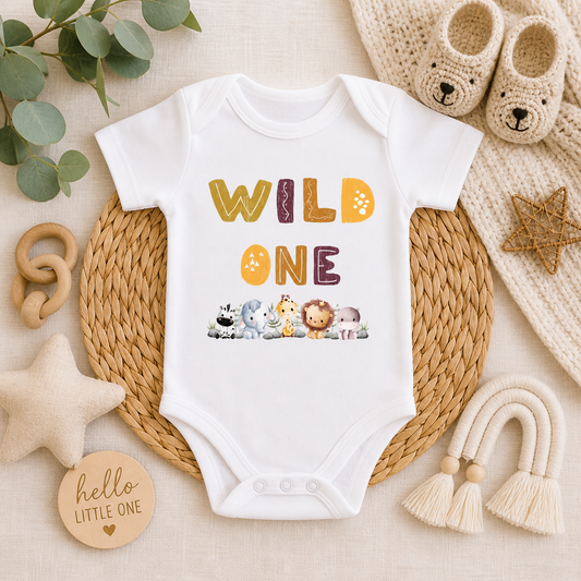 Weißer Wild One Babybody mit niedlichen Safari Tieren zum ersten Geburtstag Geschenkidee