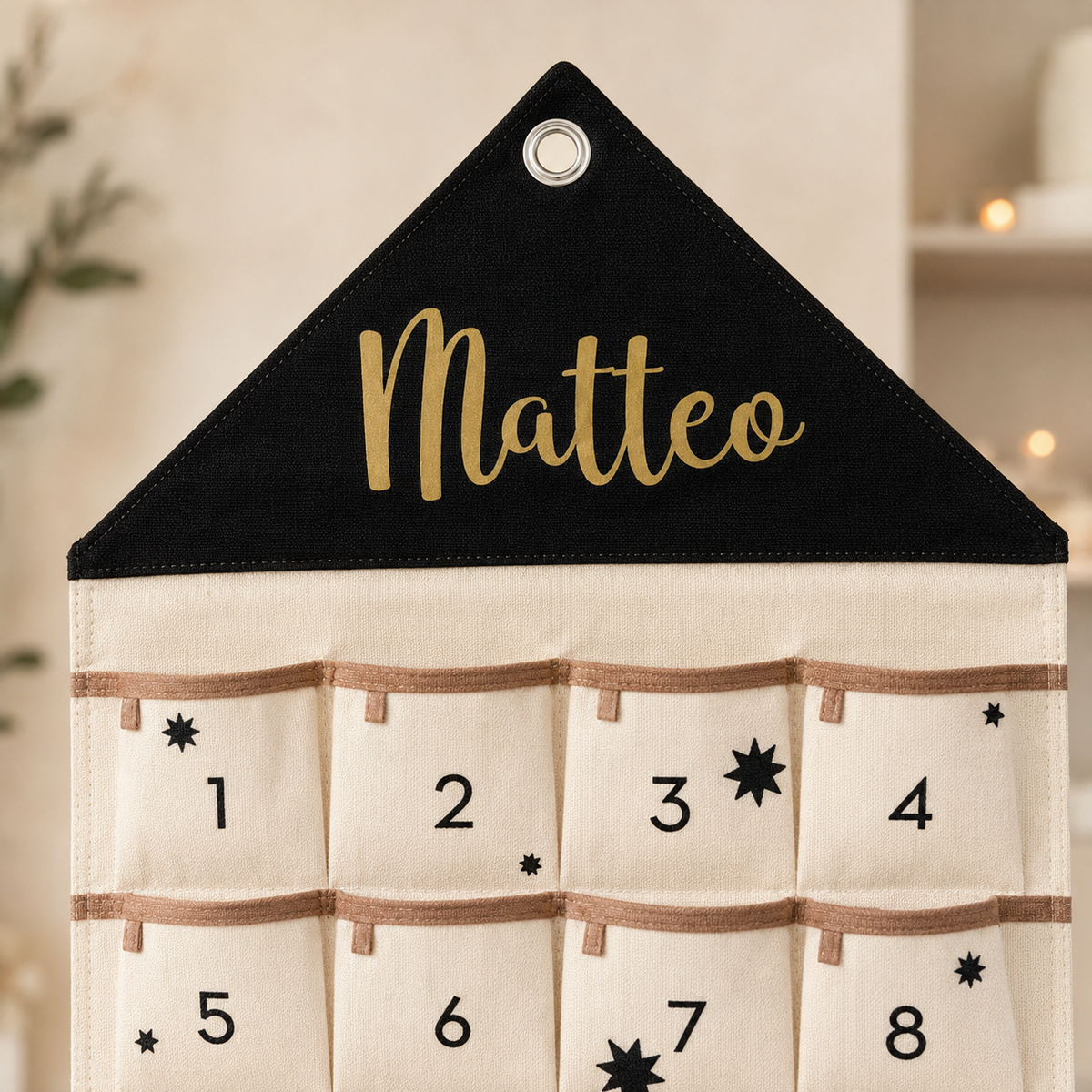 Detail der goldenen Personalisierung Matteo auf schwarzem Stoff-Adventskalender