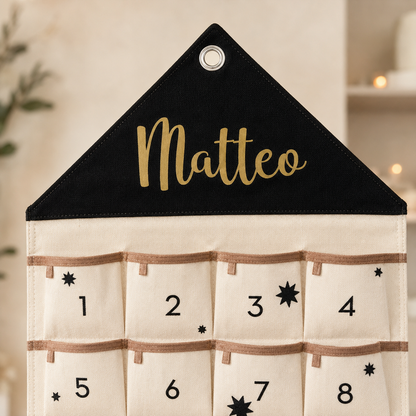 Detail der goldenen Personalisierung Matteo auf schwarzem Stoff-Adventskalender