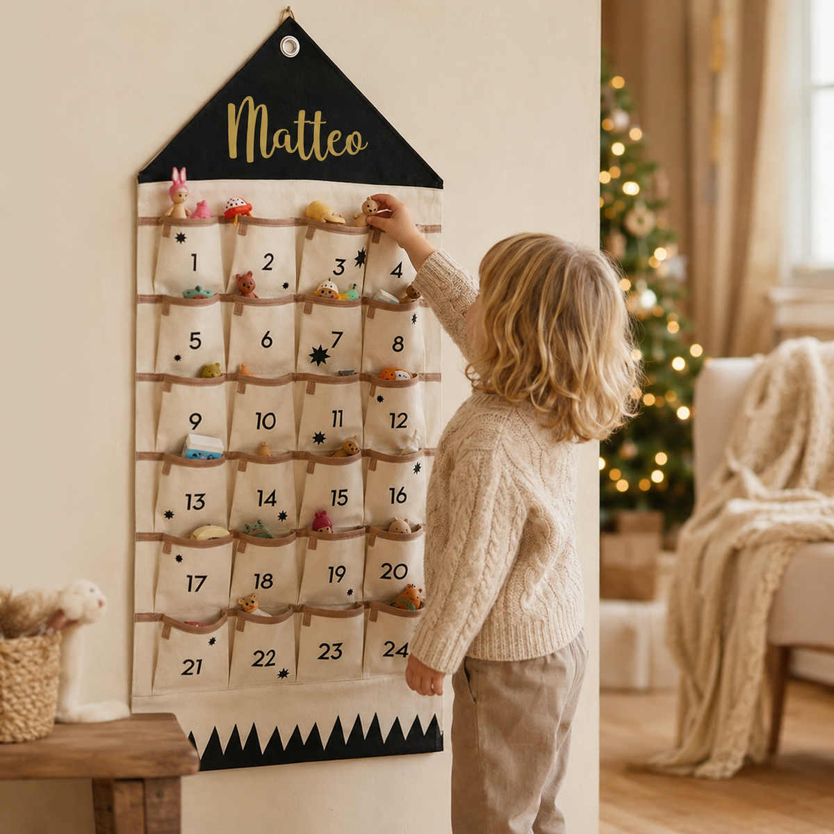 Kind befüllt personalisierten Adventskalender mit Name Matteo