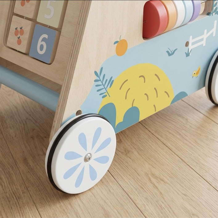 Detailansicht der Räder am AIYAPLAY Lauflernwagen aus Holz