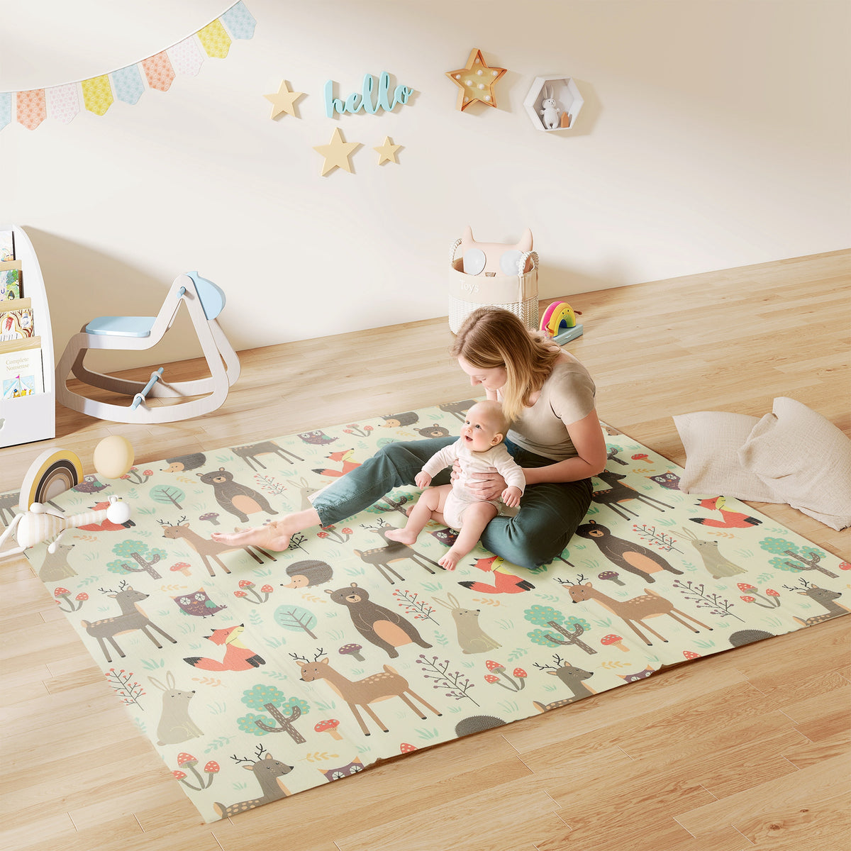 Baby auf großer AIYAPLAY Krabbelmatte aus XPE mit Waldtiermotiven