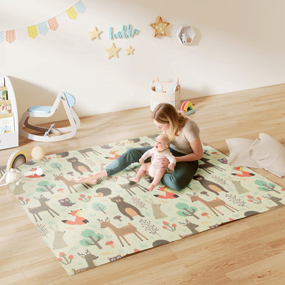 Baby auf großer AIYAPLAY Krabbelmatte aus XPE mit Waldtiermotiven