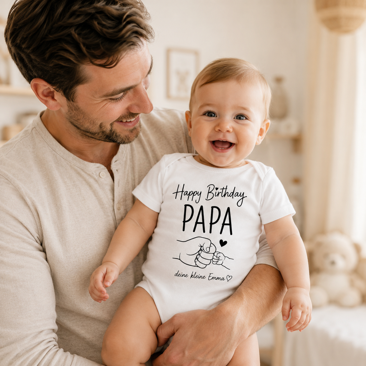 Baby trägt personalisierten Babybody Happy Birthday Papa – Geschenk vom Baby zum Geburtstag