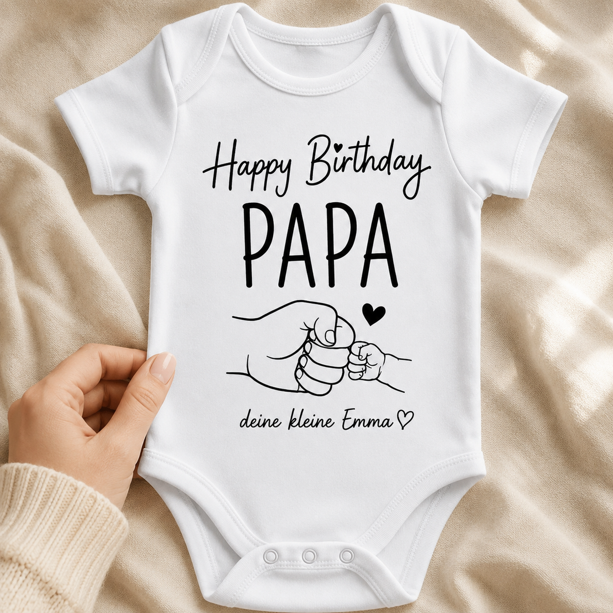 Personalisierter weißer Babybody Happy Birthday Papa mit Wunschname Emma – Detailansicht