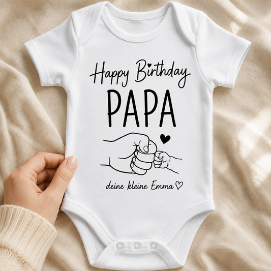Personalisierter weißer Babybody Happy Birthday Papa mit Wunschname Emma – Detailansicht