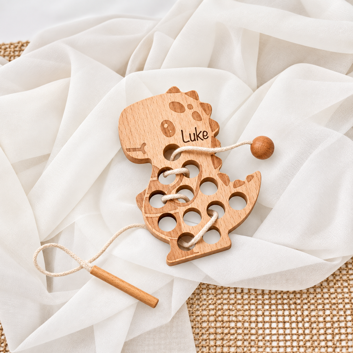 Personalisiertes Fädelspiel Dino aus Holz mit Namensgravur Luke