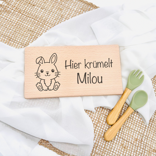 Personalisiertes Frühstücksbrettchen mit Hase und Name – graviertes Kinderbrett als Geschenk zur Geburt, Taufe oder zum Geburtstag