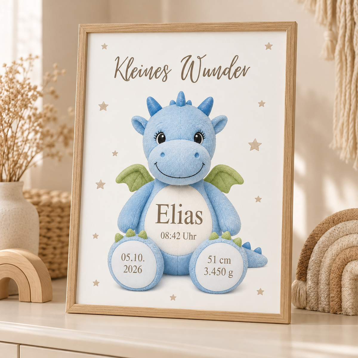 Personalisiertes DIN-A4-Geburtsposter „Kleines Wunder“ mit Drache, Name Elias und Geburtsdaten – im Holzoptikrahmen auf einer Kommode