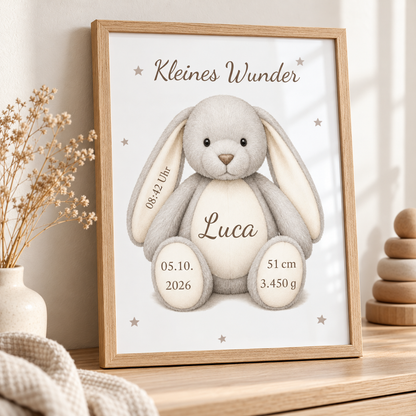 DIN-A4-Hasenposter mit Name auf dem Bauch, Geburtsdatum auf den Füßen und Uhrzeit im Ohr – Anwendungsbeispiel im Holzoptikrahmen