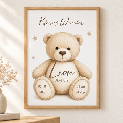 Personalisiertes Teddy-Geburtsposter Kleines Wunder mit Name Leon und Geburtsdaten im Holzoptikrahmen an der Wand