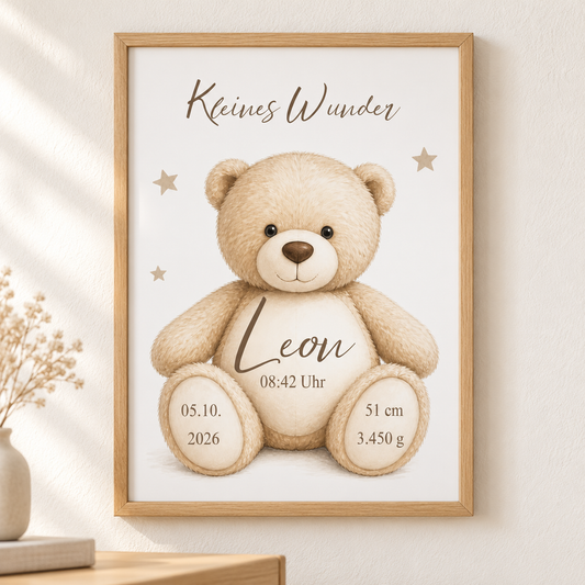 Personalisiertes Teddy-Geburtsposter Kleines Wunder mit Name Leon und Geburtsdaten im Holzoptikrahmen an der Wand