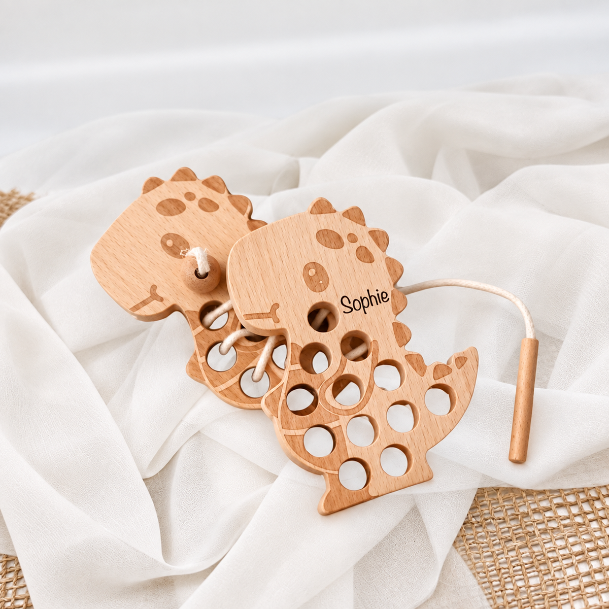 Personalisiertes Holz-Fädelspiel Dinosaurier mit Name Sophie