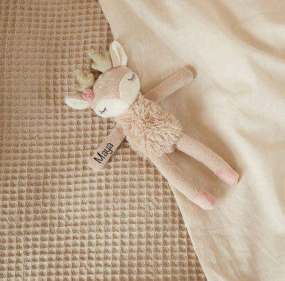 Kleines Kuscheltier mit Rassel / Personalisiert mit Namen und Geburtsdaten / Reh - einzigartigliebe