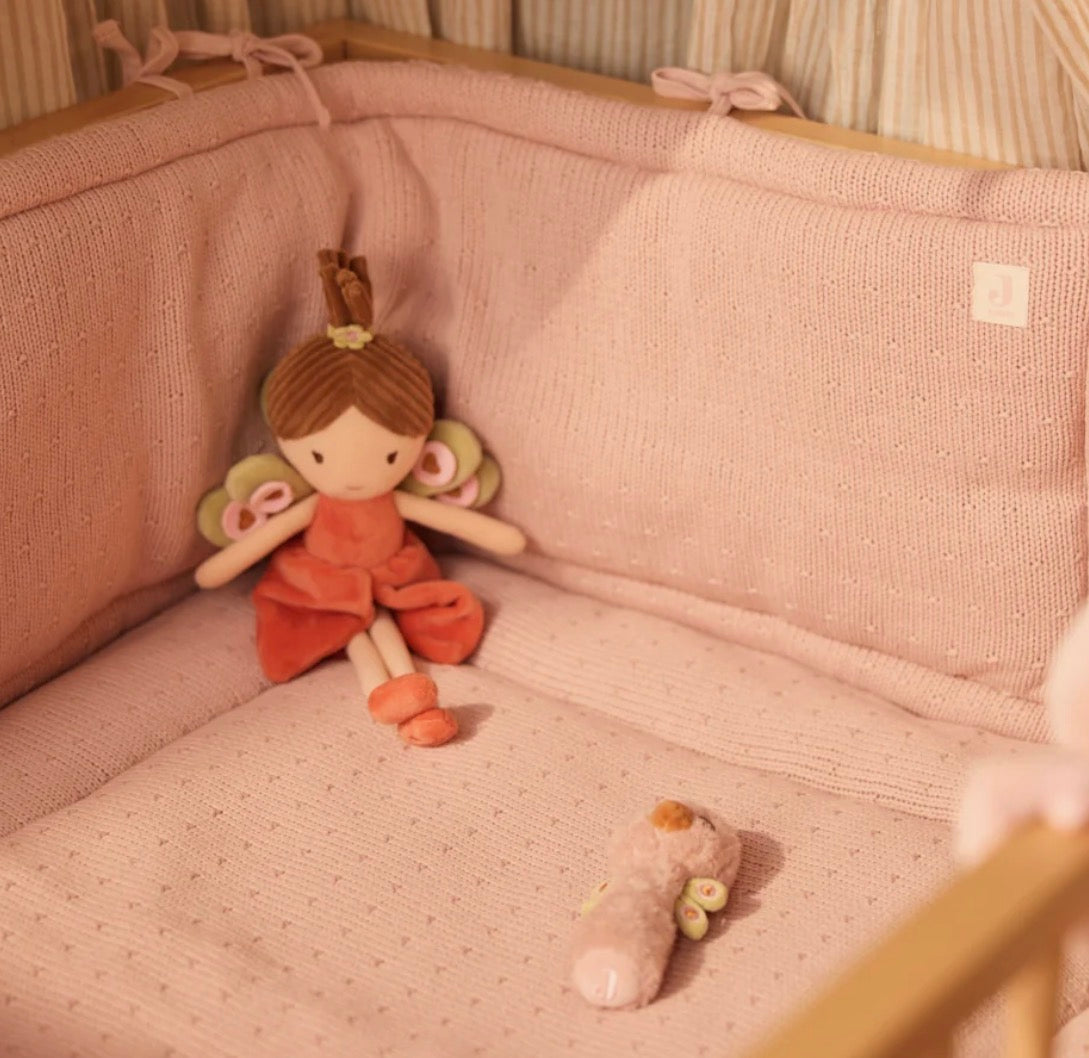 Jollein Kuschelpuppe Fairy Mae in einem rosa Babyzimmer