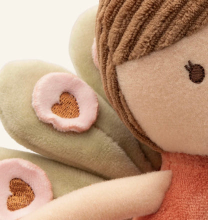 Detailaufnahme von Gesicht und Herzflügeln der Jollein Fee Fairy Mae