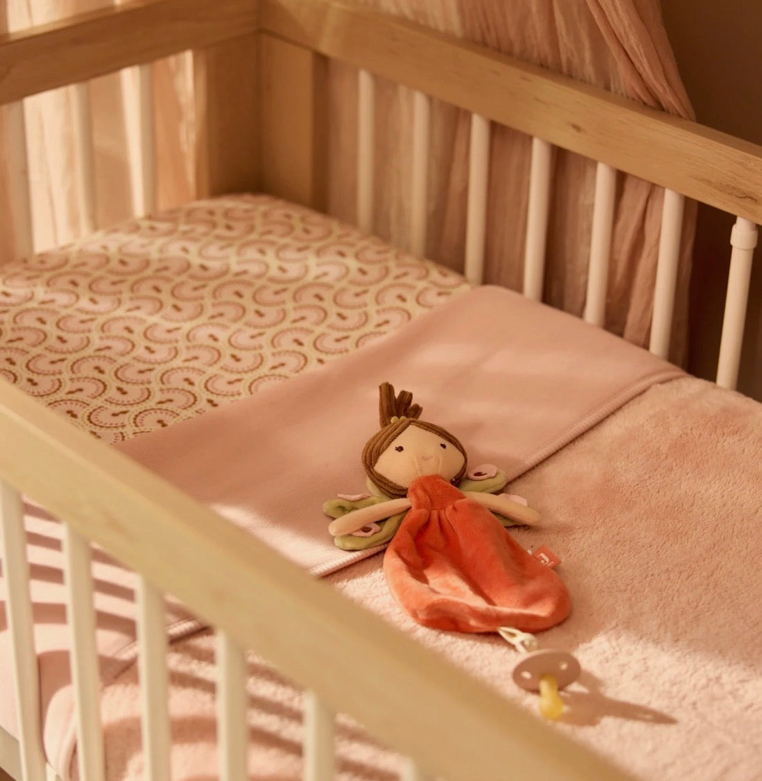 Jollein Schmusetuch Fairy Mae mit Schnuller im rosa Babybett