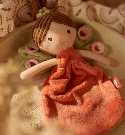 Nahaufnahme des Jollein Schmusetuchs Fairy Mae im warmen Babyzimmer