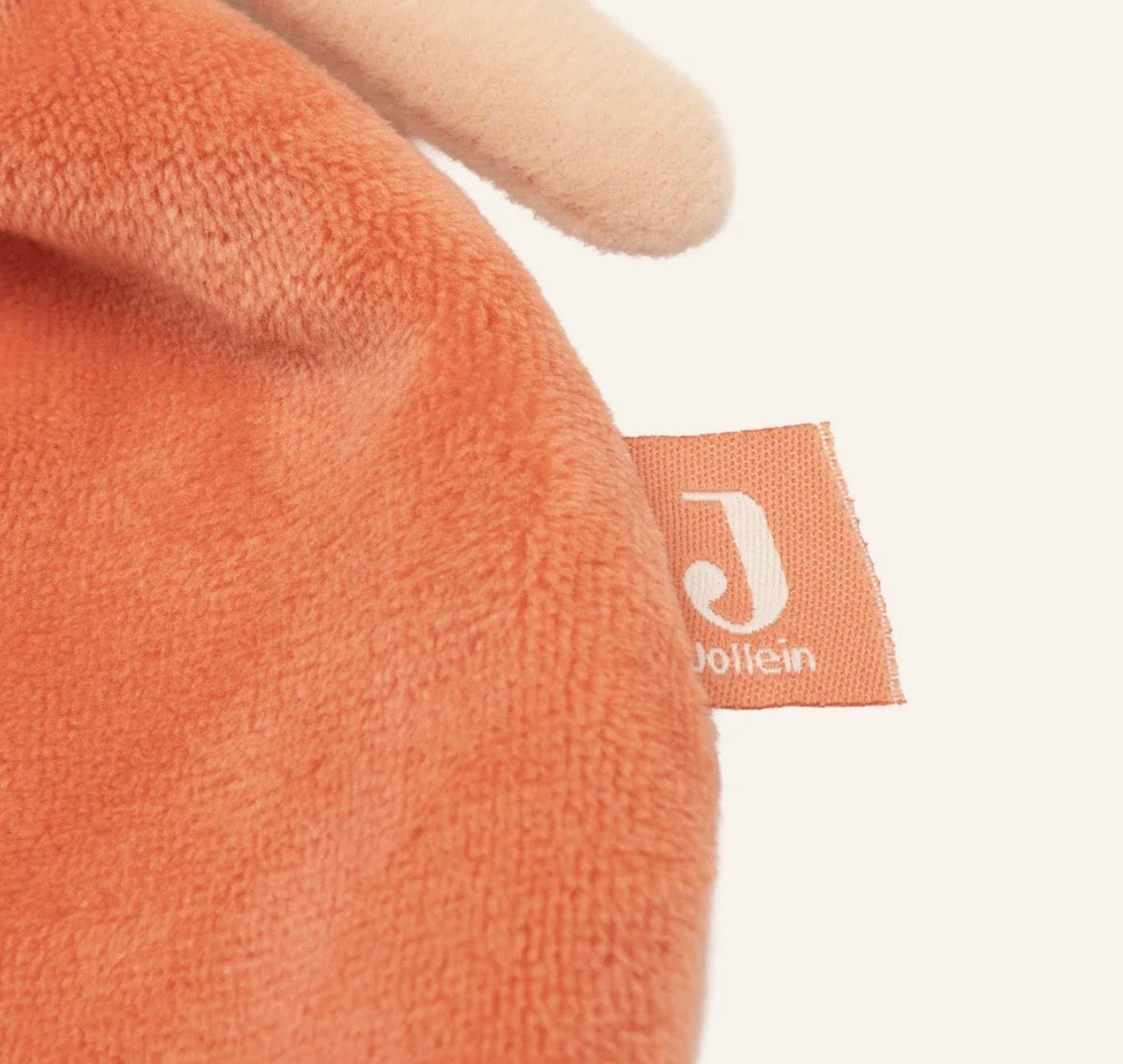 Detailaufnahme des weichen Stoffes und Jollein Markenetiketts