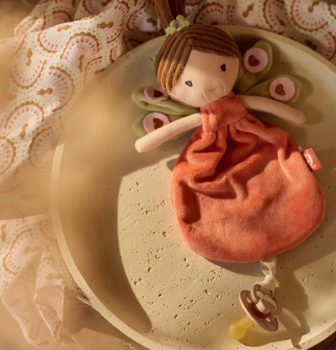 Jollein Feen-Schmusetuch Fairy Mae mit befestigtem Schnuller auf einem Beistelltisch